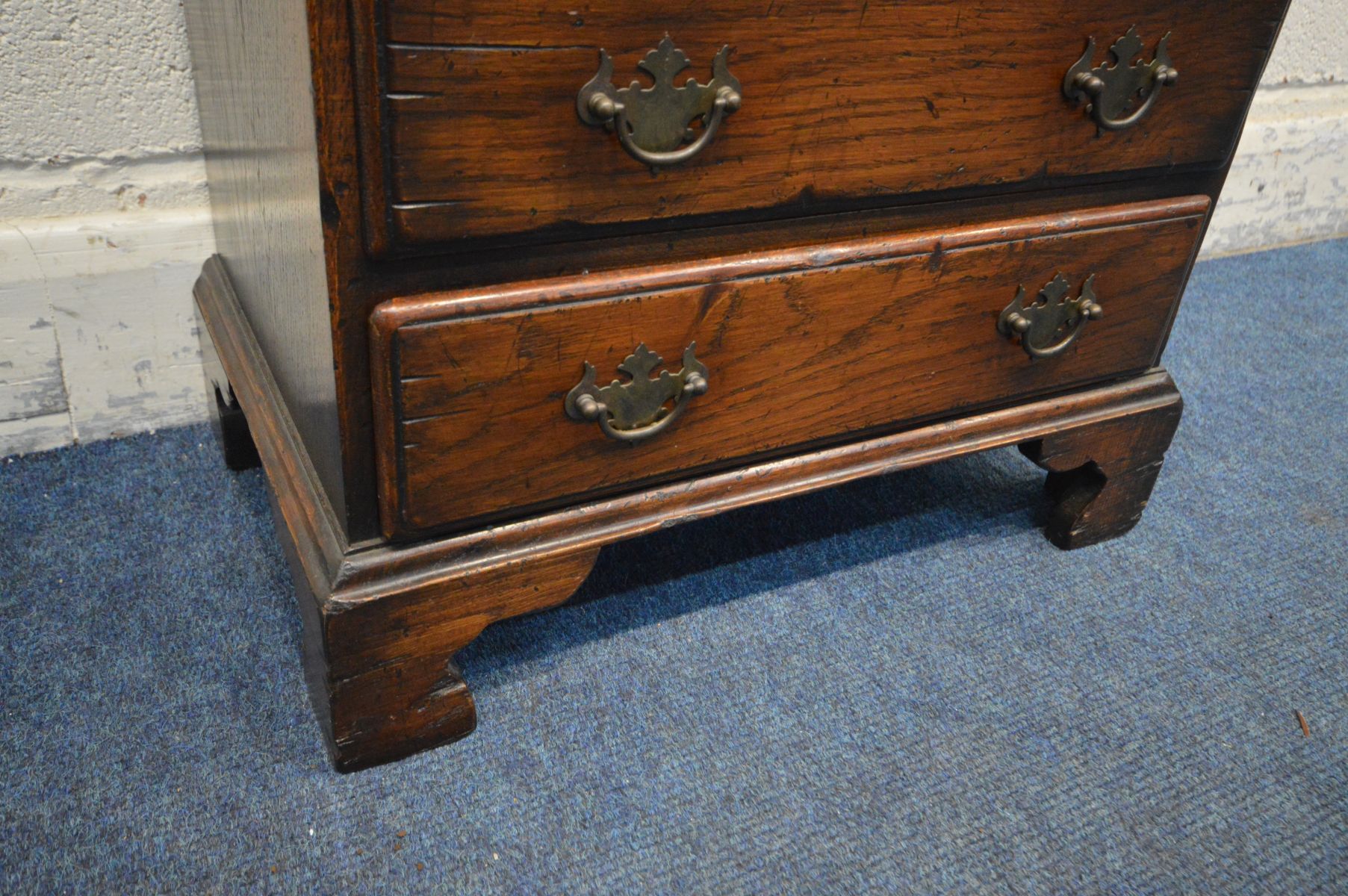 A SMALL OAK REPRODUCTION GEORGIAN STYLE CHEST OF TWO SHORT OVER THREE LONG DRAWERS, with brass - Image 3 of 3