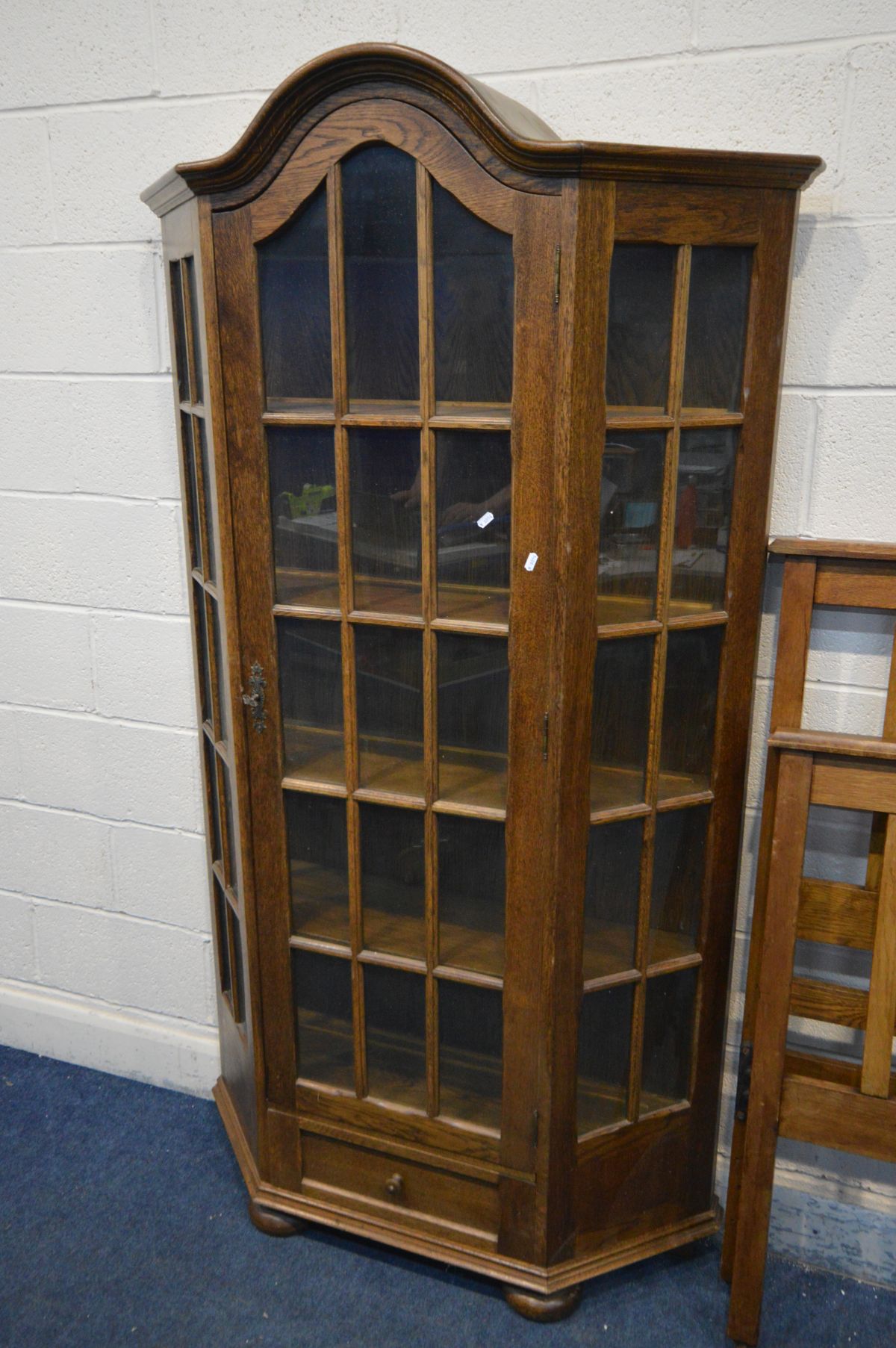 AN OAK CANTED SINGLE DOOR DISPLAY CABINET with four fixed shelves, width 109cm x depth 31cm x height - Image 2 of 3