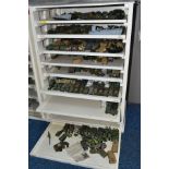 A QUANTITY OF CONSTRUCTED PLASTIC AMERICAN AND OTHER MILITARY MODEL KITS, assorted American,