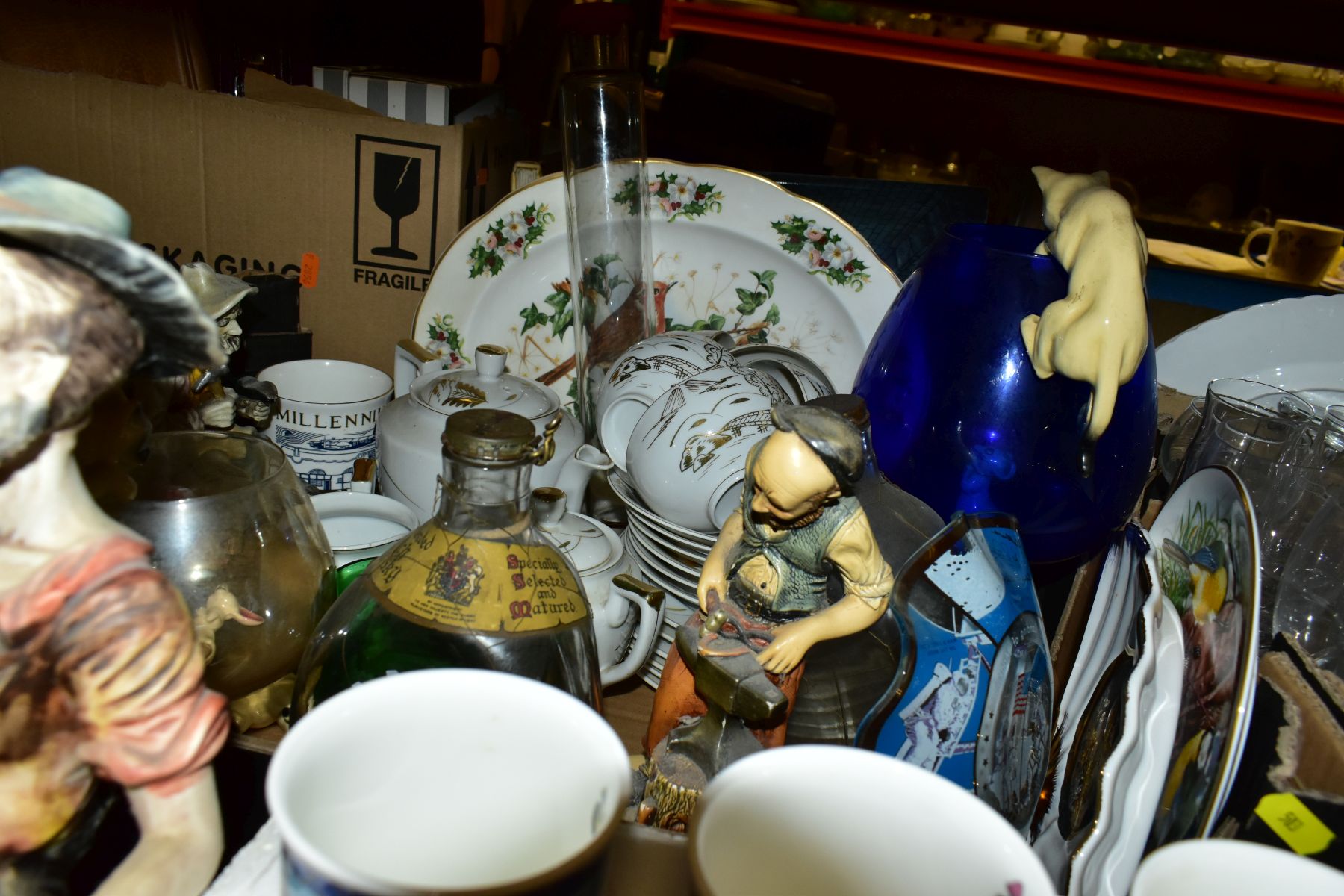 THREE BOXES AND LOOSE DINNERWARES AND ORNAMENTS ETC, to include Johnsons Eternal Belle part dinner - Image 13 of 15