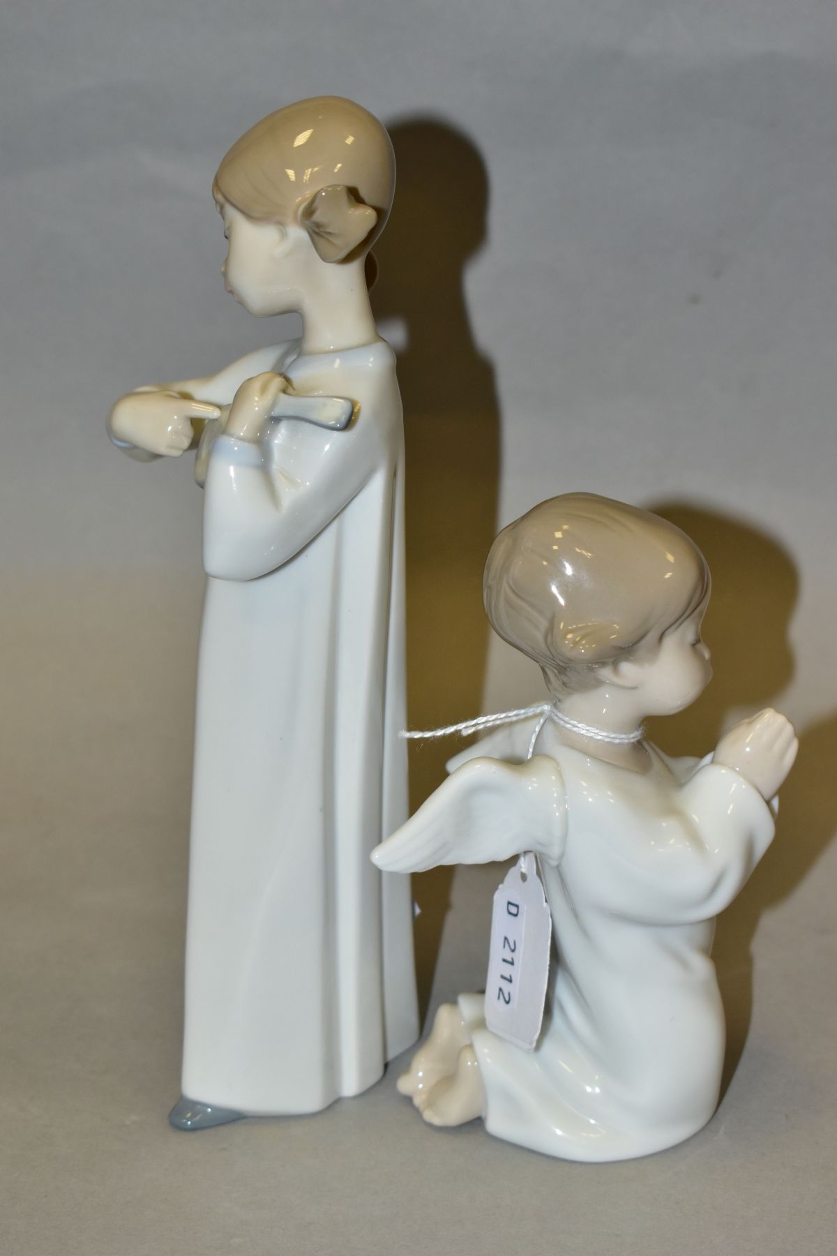 TWO LLADRO FIGURES, comprising Angel Praying No 4538, height 13.5cm and Girl with Guitar No 4871, - Image 2 of 6