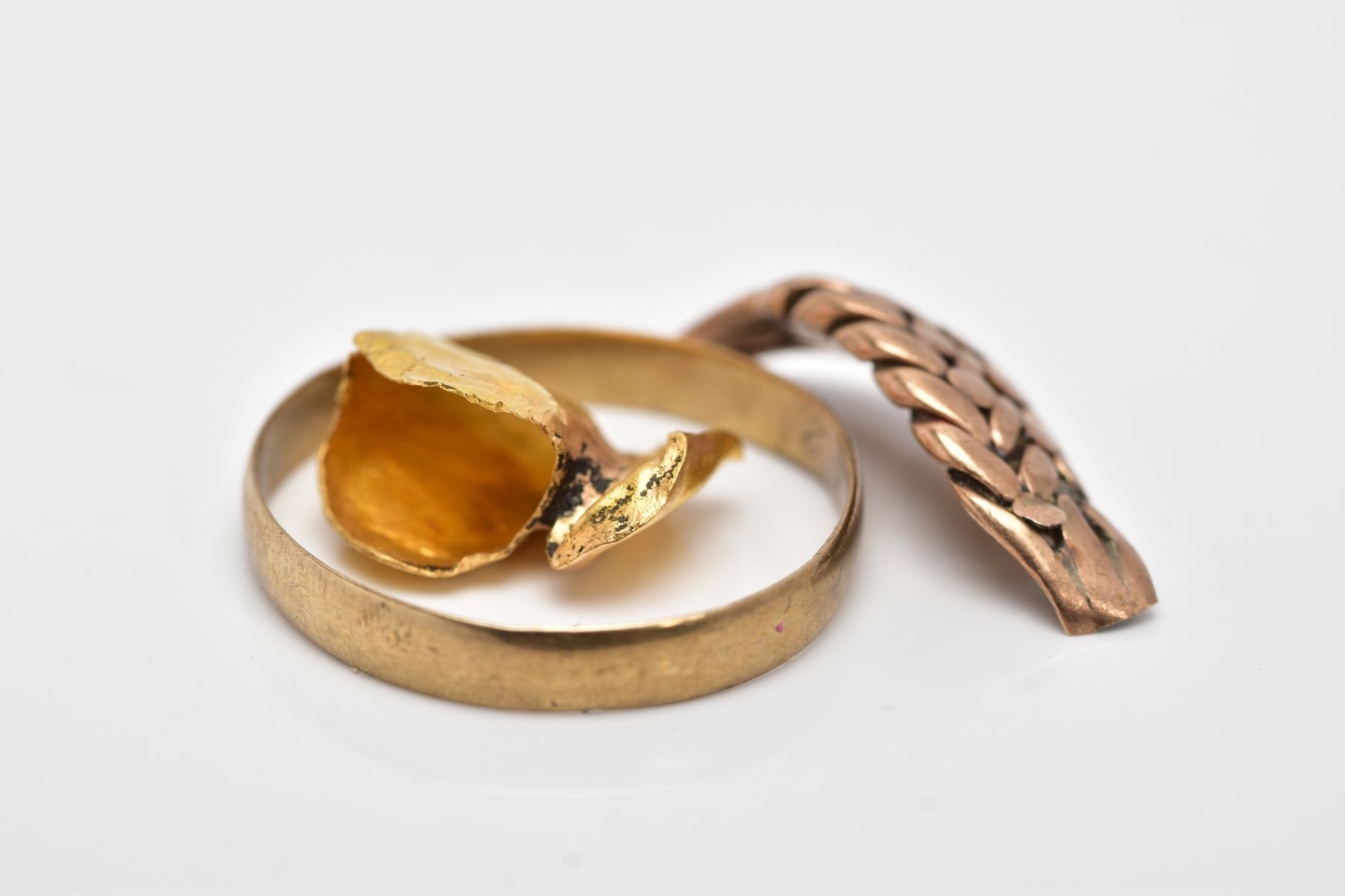 A YELLOW METAL RING, ROSE GOLD HEAD OF A RING AND A GOLD TONE TOOTH CAP, the plain polished - Image 2 of 3