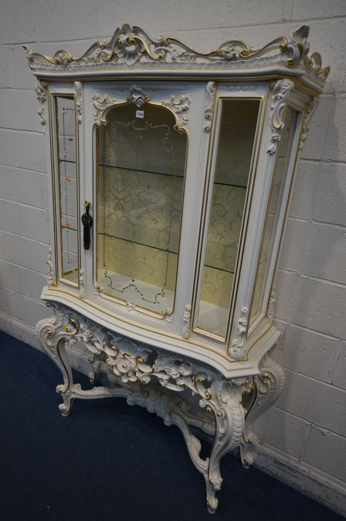 A SILIK BAROQUE ITALIAN DISPLAY CABINET, single door enclosing two shelves, on four shaped legs - Image 2 of 6