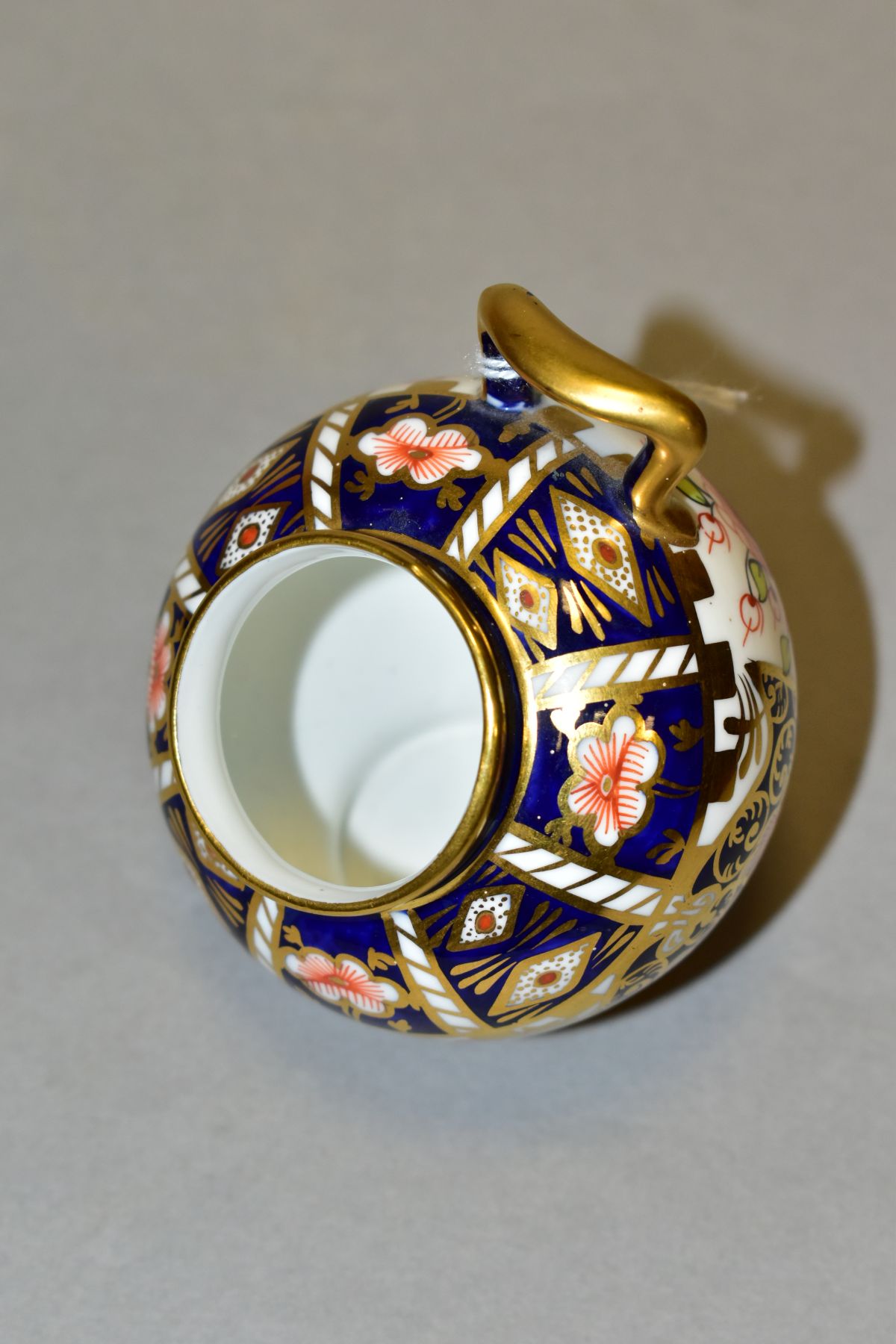 A ROYAL CROWN DERBY IMARI HOD SHAPED VASE, pattern nos 6299/2451, bears date cypher for 1927, - Image 4 of 5
