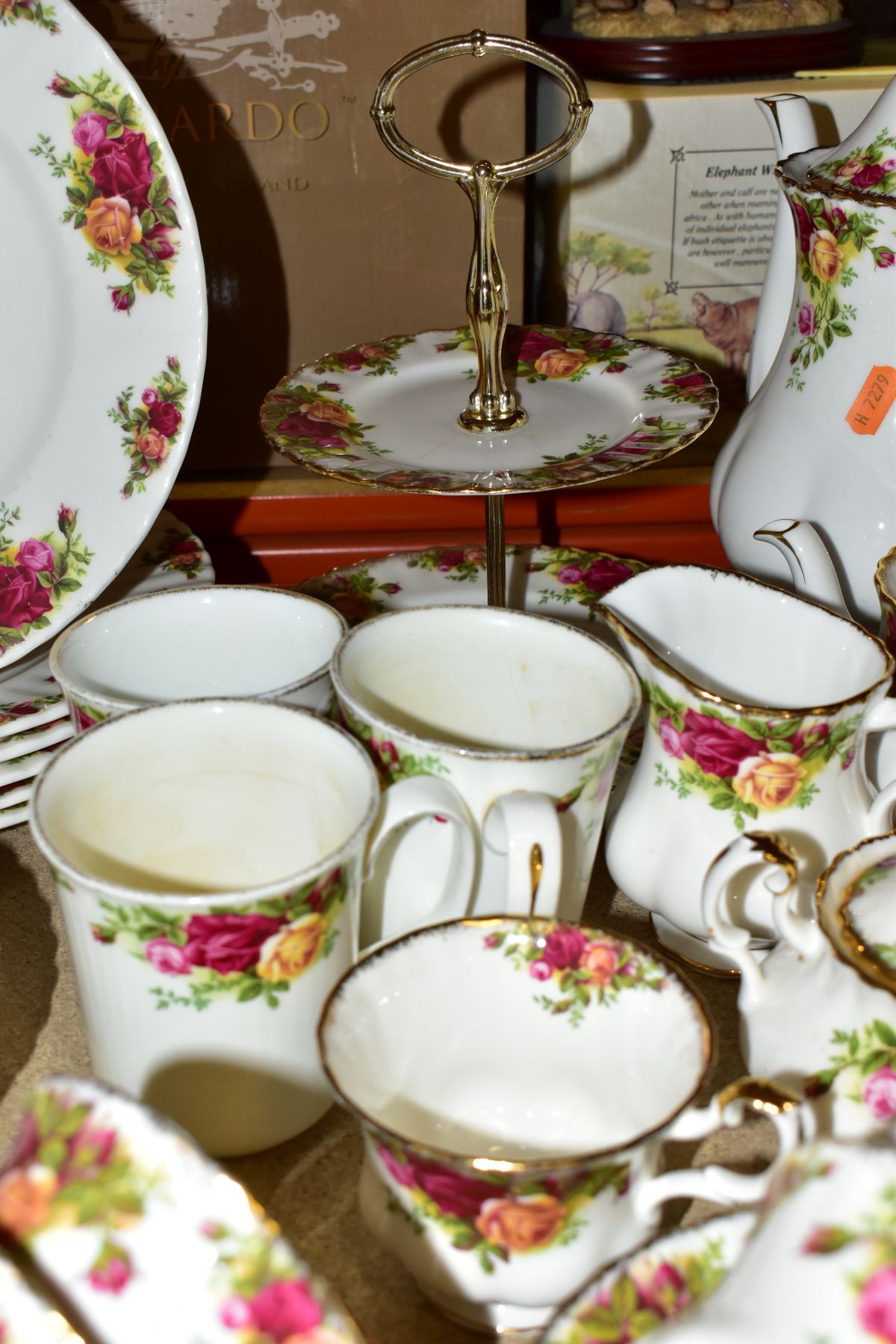 ROYAL ALBERT OLD COUNTRY ROSES PART DINNER SERVICE, comprising twelve dinner plates (six are - Image 7 of 13