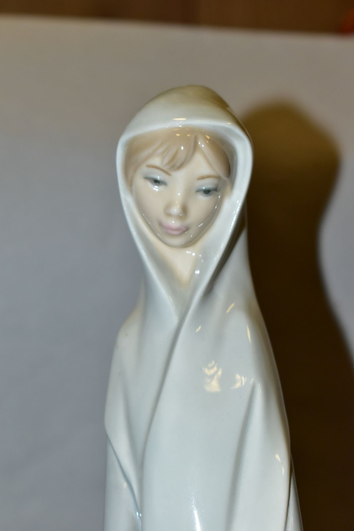 THREE LLADRO FIGURES, comprising Girl with Booklet No 4501 designed by Fulgencio Garcia, height - Bild 4 aus 8