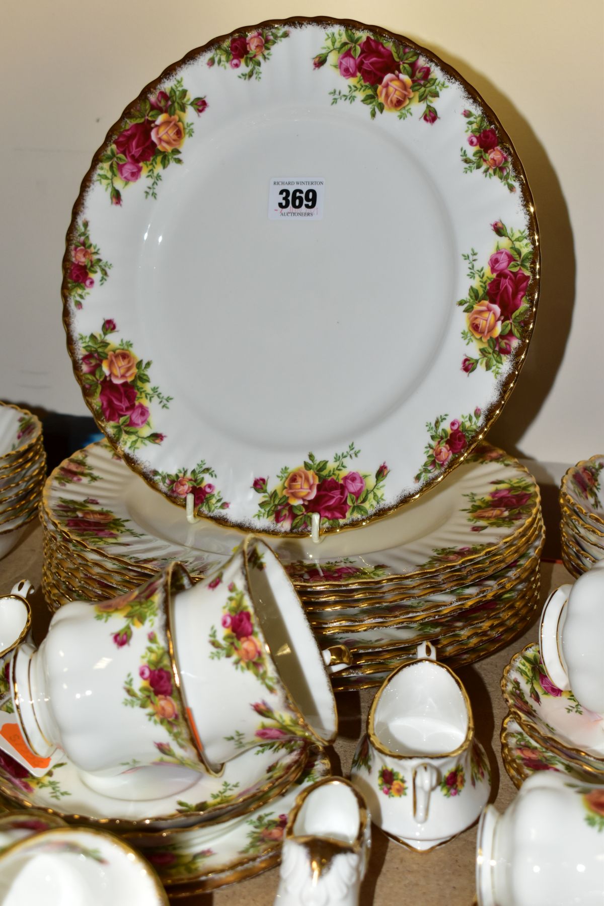 A ROYAL ALBERT OLD COUNTRY ROSES PART DINNER SERVICE AND ORNAMENTAL WARES, comprising ten dinner - Image 2 of 9