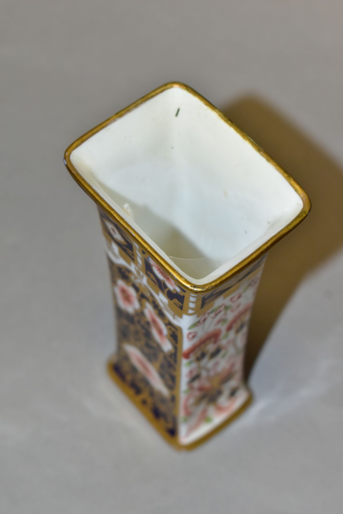 A ROYAL CROWN DERBY IMARI SHAPED RECTANGULAR VASE, shape no 1445, pattern no 6299, bears date cypher - Image 6 of 6