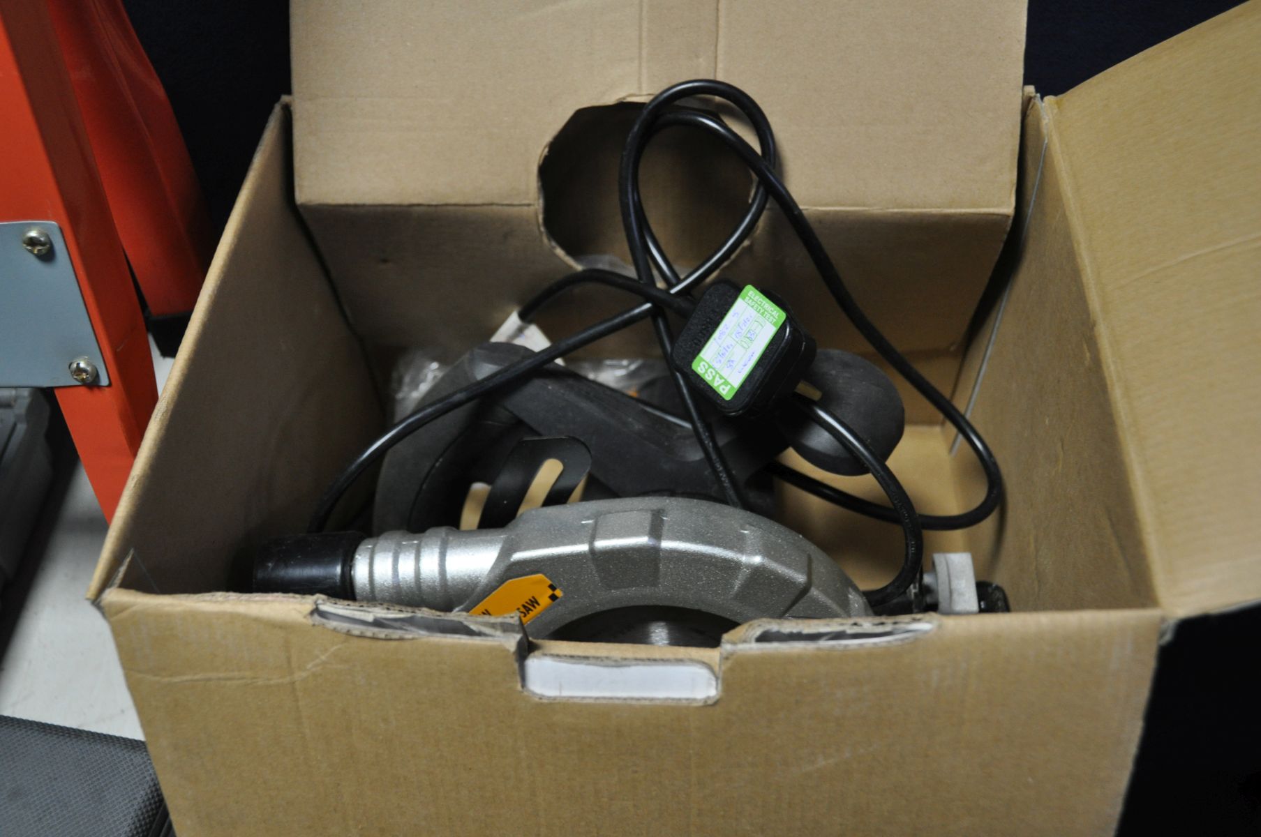 A COLLECTION OF POWER TOOLS including a B&Q circular Saw, a Challenge Xtreme 18V drill set, a - Image 4 of 5