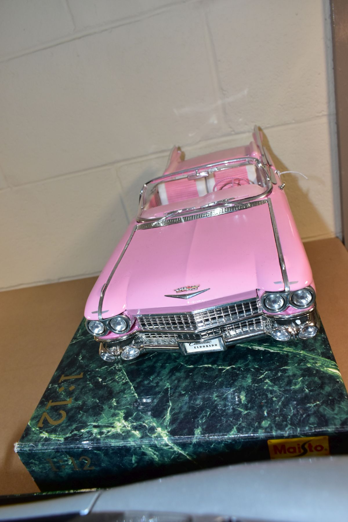 A BOXED MAISTO CADILLAC ELDORADO BIARRITZ (1959), No 33202, 1/12 scale, appears complete and in very - Image 6 of 6