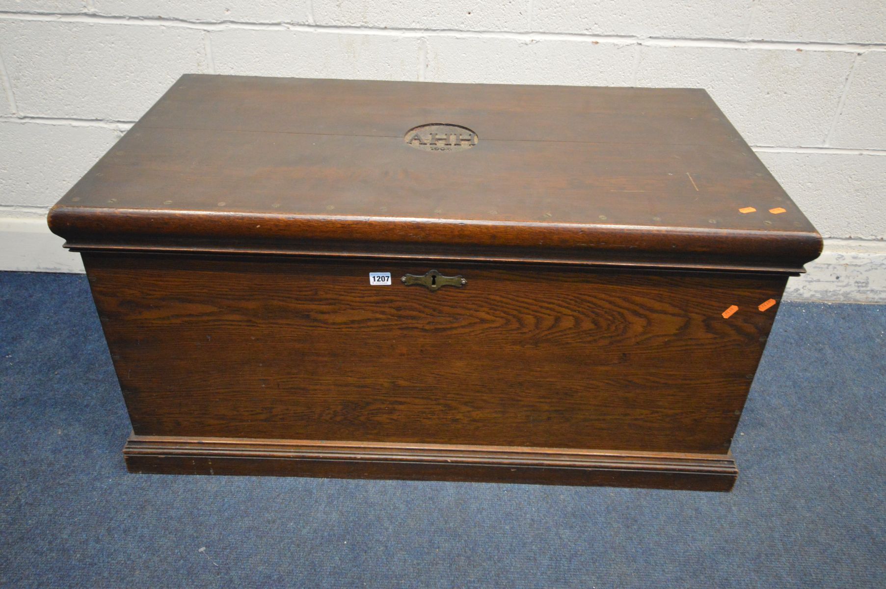 AN EARLY 20TH CENTURY OAK BLANKET CHEST, initialled 'AHH, 1904' to the lid, with twin brass handles,