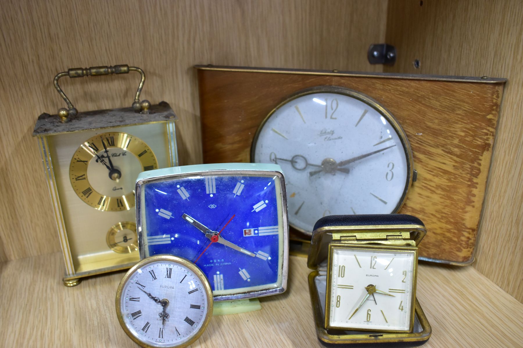 NINETEEN MANTLE AND BEDSIDE CLOCKS, to include four plastic domed rotating pendulum clocks, such - Image 3 of 7