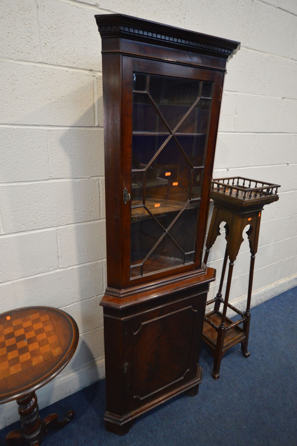 AN EDWARDIAN MAHOGANY TORCHERE STAND, with a spindled gallery top, shaped apron above cylindrical - Image 4 of 4