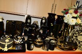 A QUANTITY OF MODERN BLACK AND GILT DECORATIVE HOMEWARES, including a pair of lacquered jars and