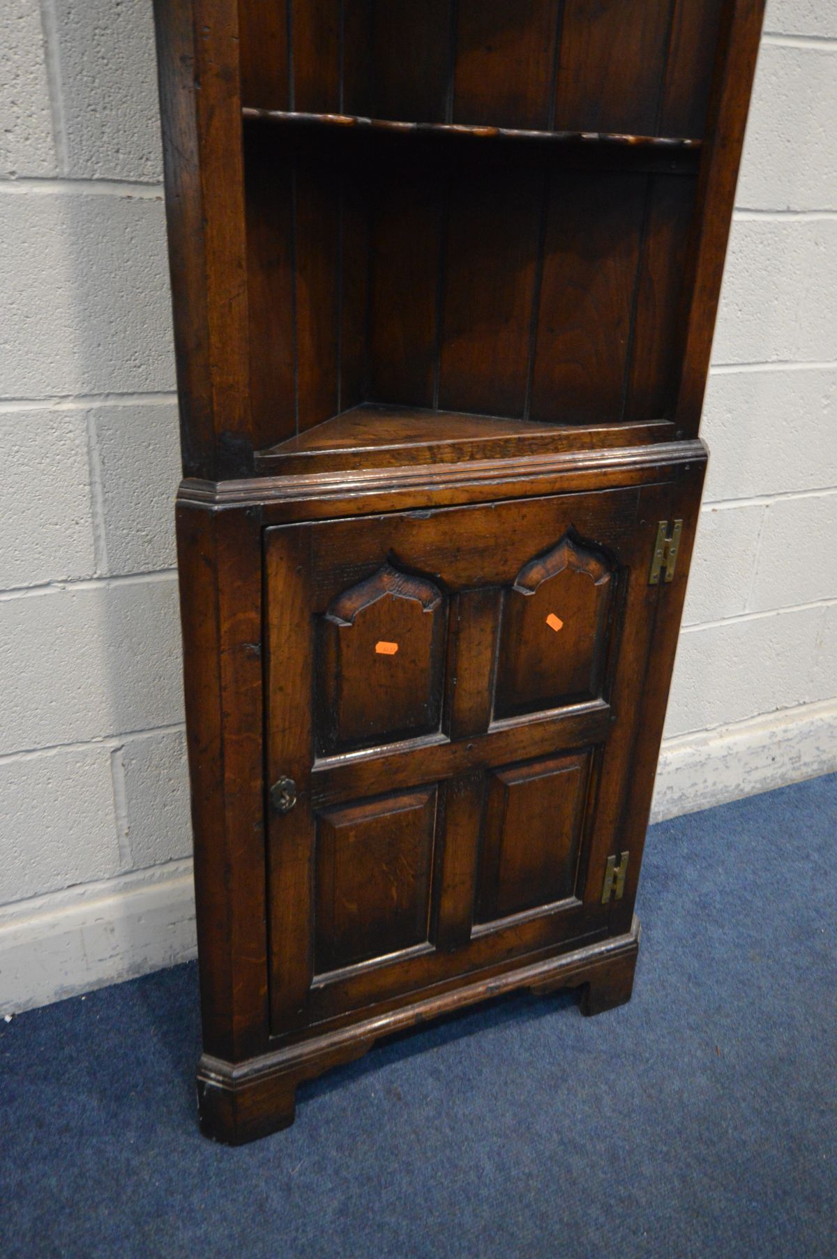 AN OAK REPRODUCTION GEORGIAN STYLE OPEN CORNER CUPBOARD, with two shaped shelves above a multi - Image 2 of 2