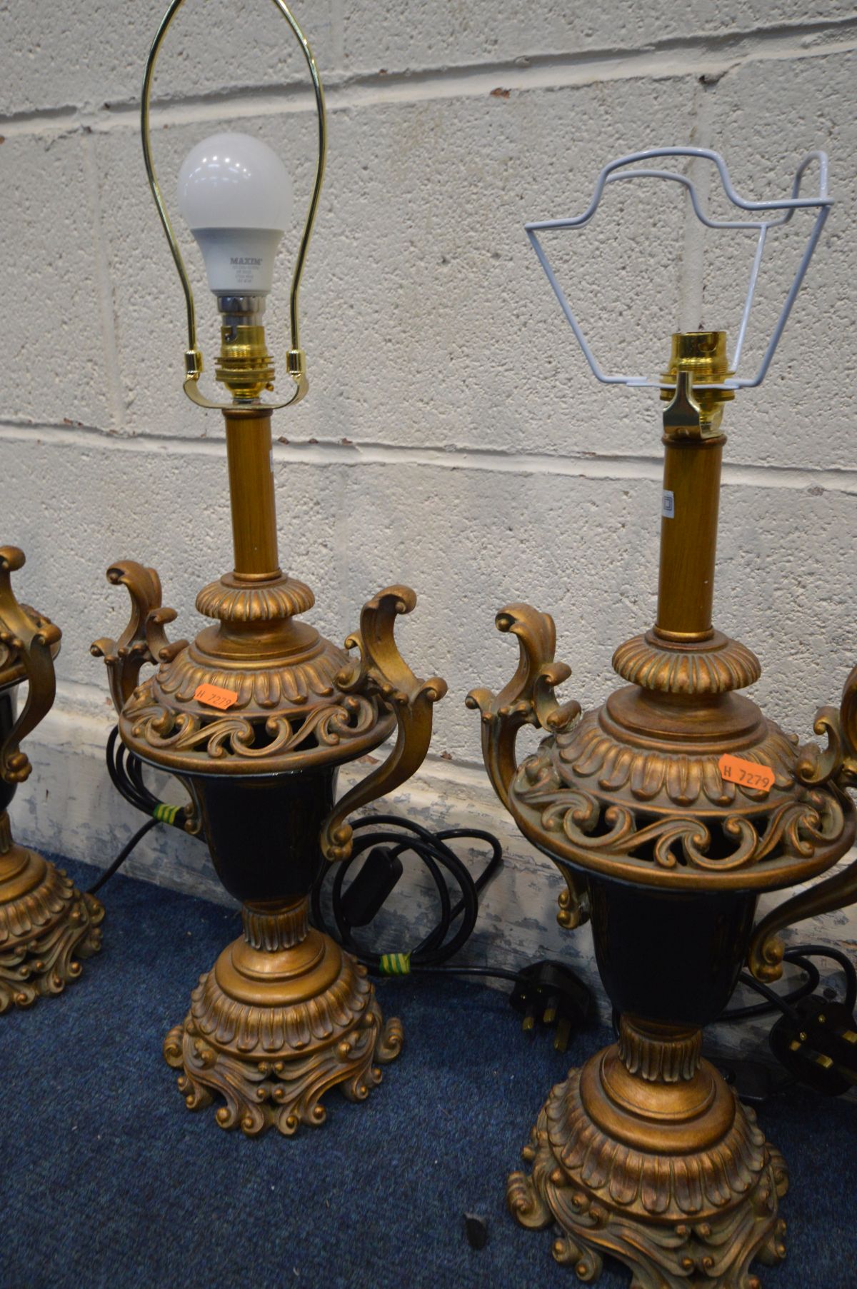 A SET OF FIVE COACH HOUSE GILT AND CERAMIC EWER STYLE TABLE LAMPS - Image 2 of 4