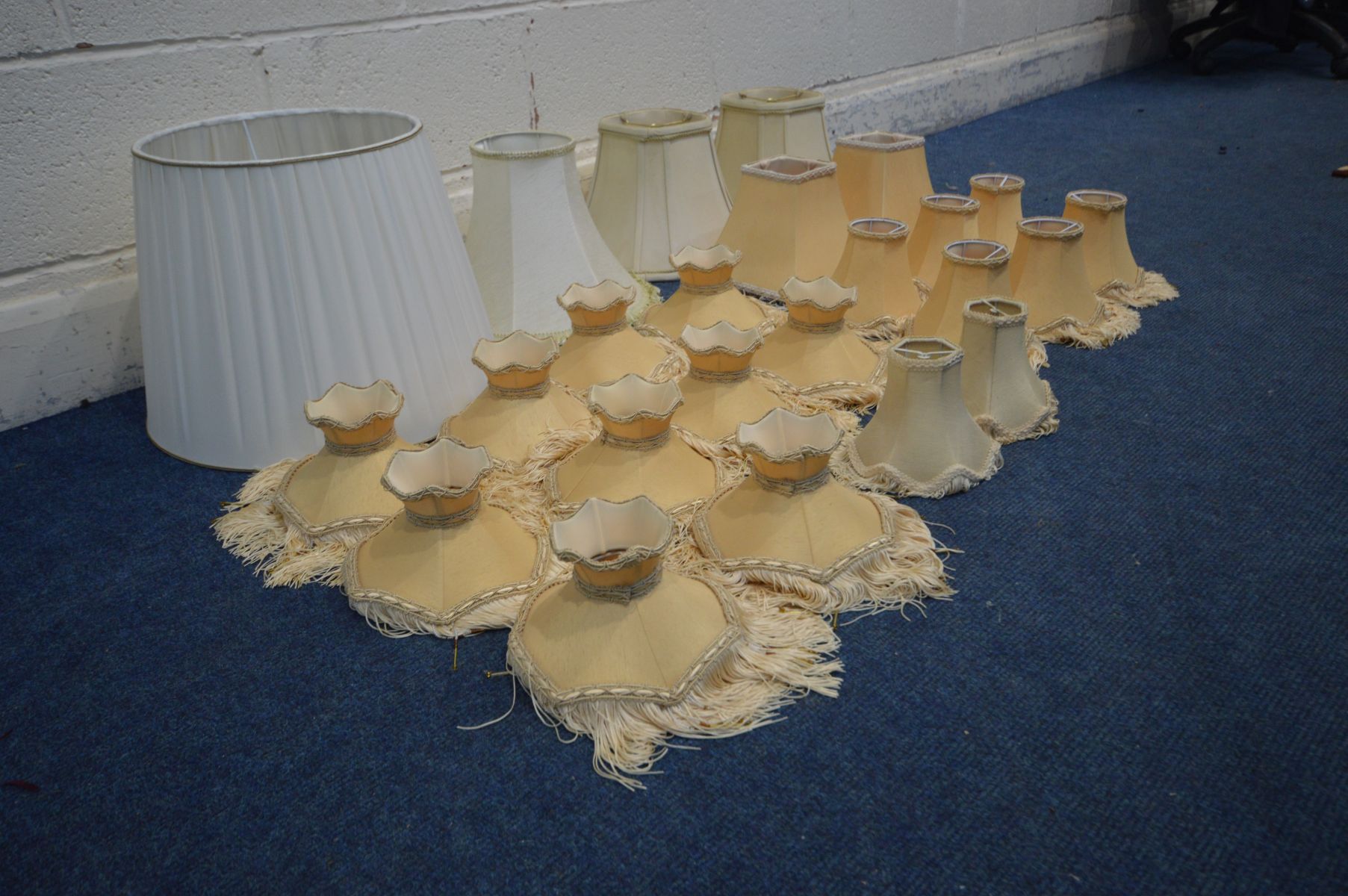 A COLLECTION OF YELLOW AND CREAM LAMP SHADES, to include table lamp and branch lamp shades (24) - Image 4 of 4