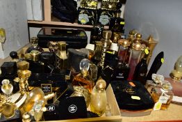 A QUANTITY OF MODERN PERFUME BOTTLES, COSMETIC CONTAINERS AND OTHER DRESSING TABLE ACCESSORIES,