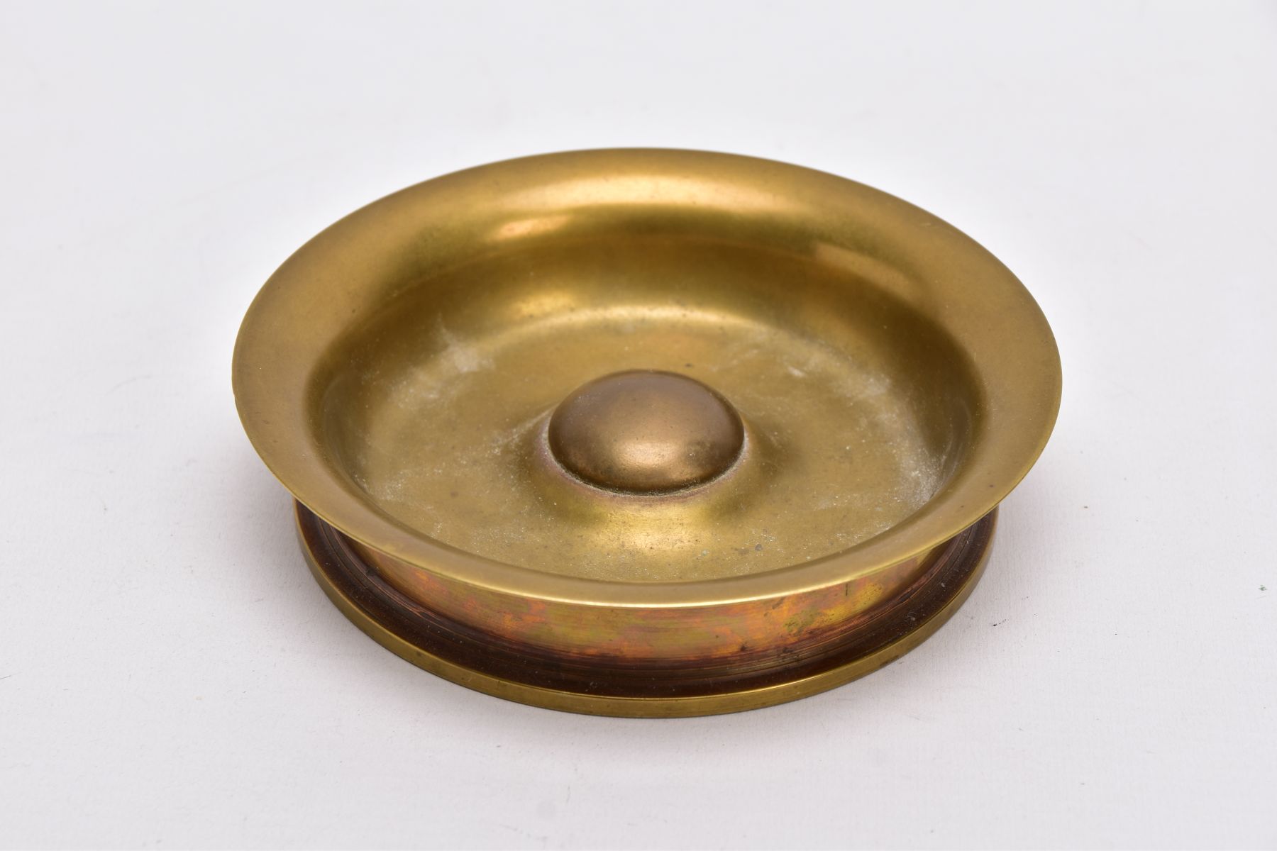 A 1936 DATED 4.5'' HOWITZER III SHELL CASE BASE, which has been fashioned into a circular ash tray