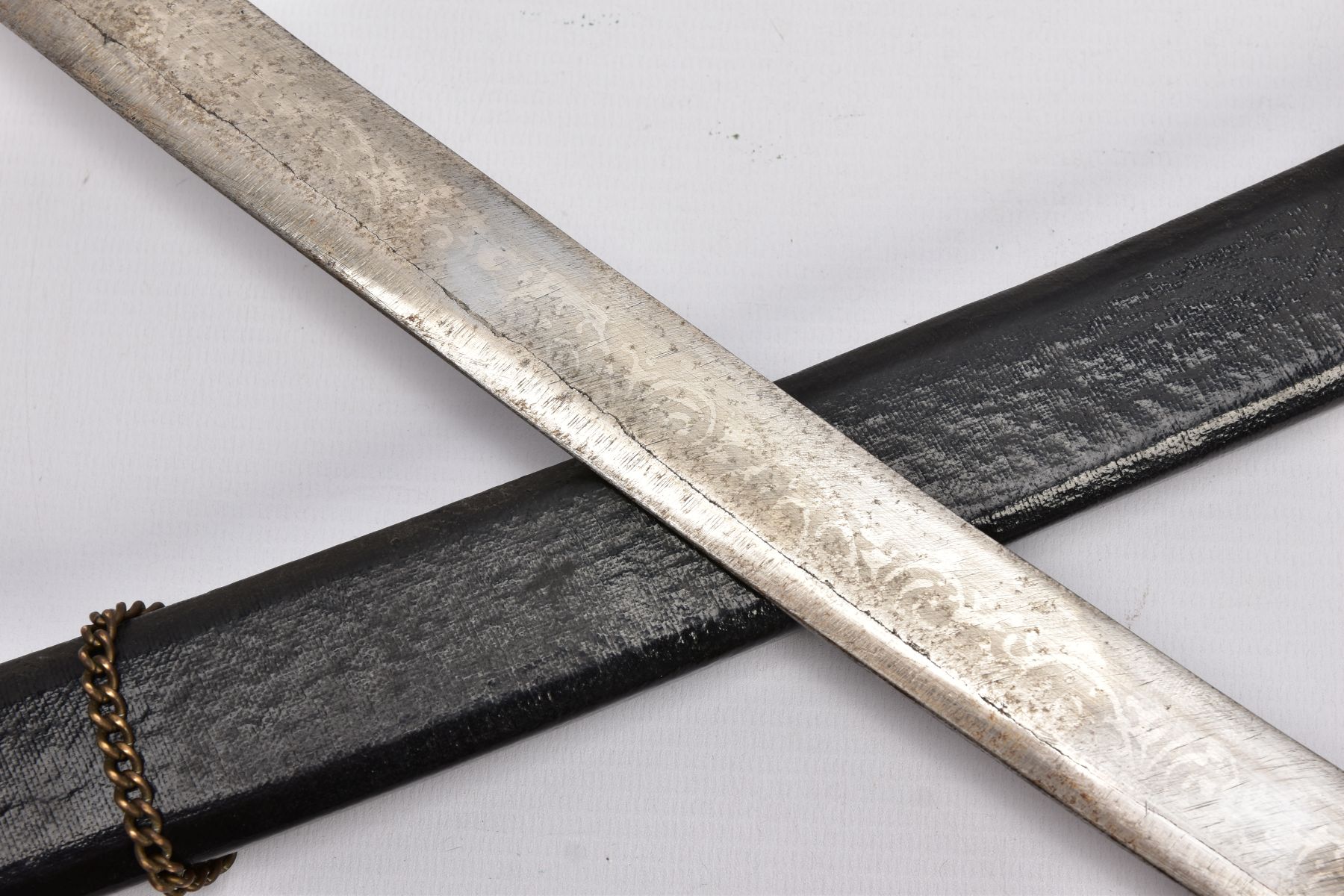 A LOW QUALITY SWORD AND SCABBARD, blade is curved and approximately 80cm in length, the blade is - Image 4 of 9