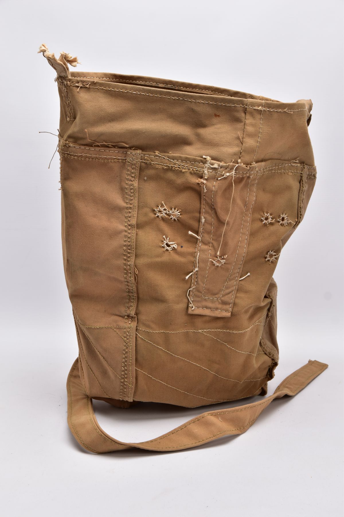 A WWII ERA SAND COLOURED MILITARY KIT/DUFFEL BAG, stamped to outside Aple & Co Ltd 1940 Crows - Image 2 of 5