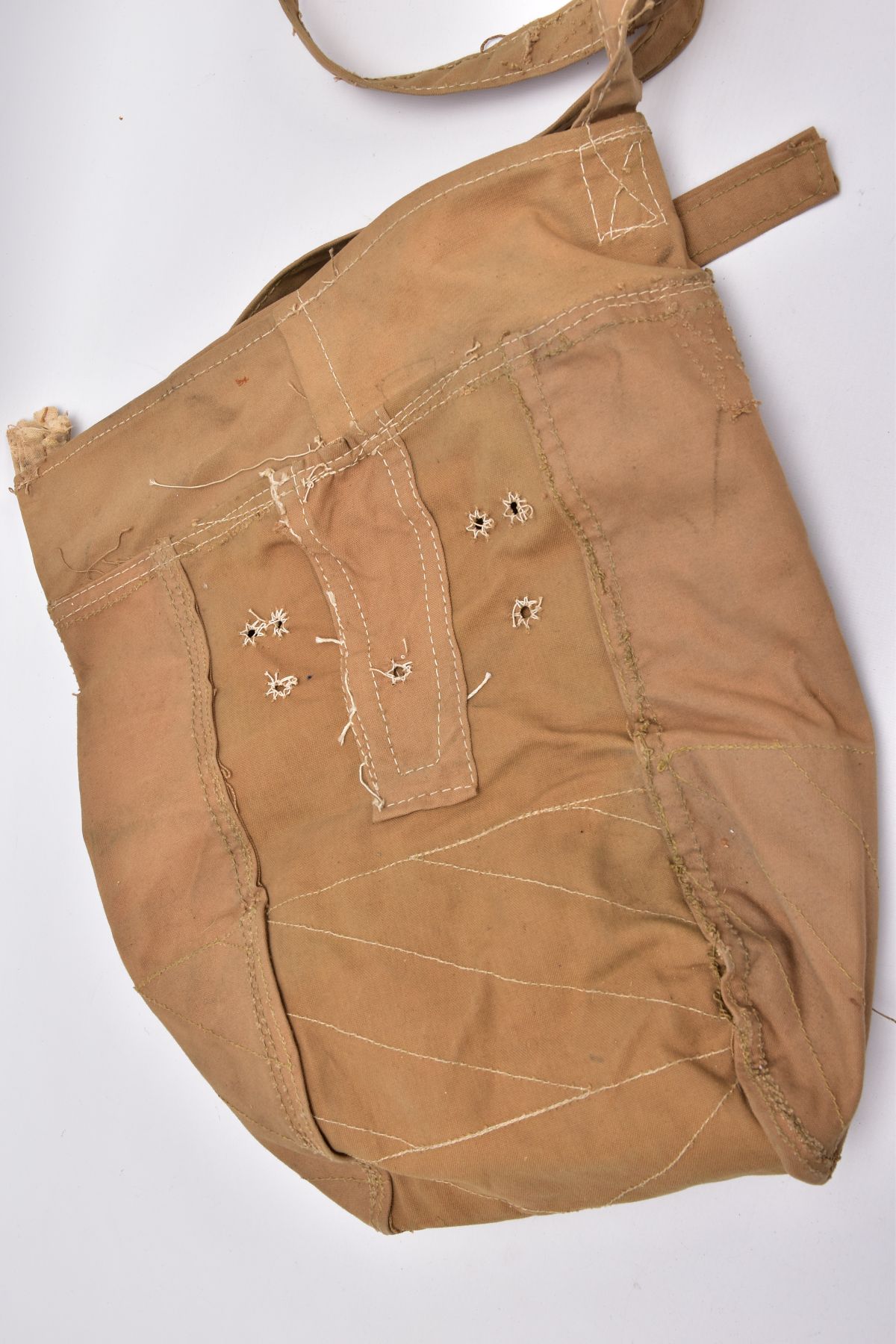 A WWII ERA SAND COLOURED MILITARY KIT/DUFFEL BAG, stamped to outside Aple & Co Ltd 1940 Crows - Image 5 of 5