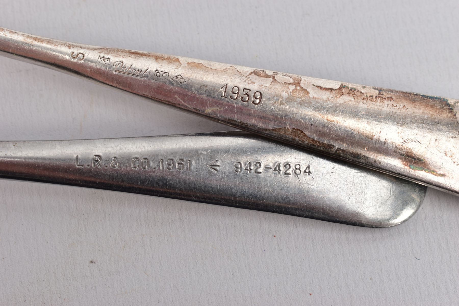 A BOX CONTAINING TWO ITEMS OF MILITARY RELATED FLATWARE/SILVERWARE, to include LR & Co 1961 table/ - Image 3 of 3