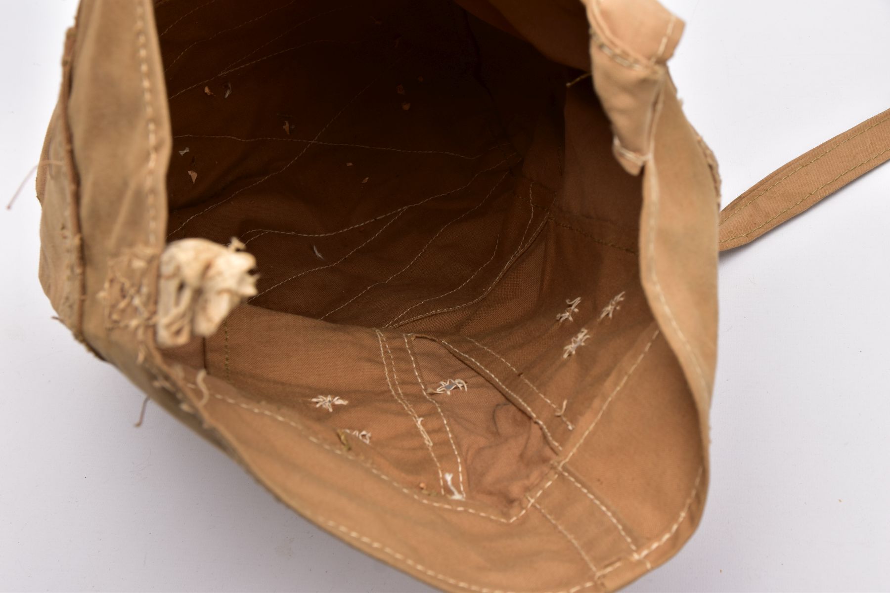 A WWII ERA SAND COLOURED MILITARY KIT/DUFFEL BAG, stamped to outside Aple & Co Ltd 1940 Crows - Image 3 of 5