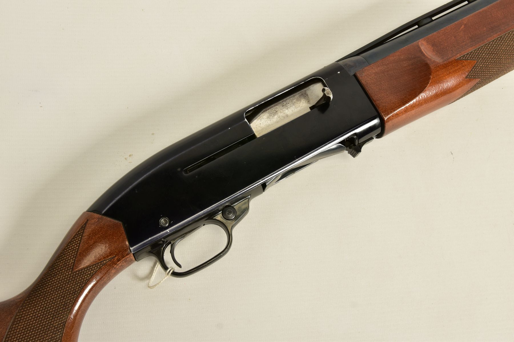 A 12 BORE 2¾'' CHAMBERED WINCHESTER RANGER MODEL 140 SINGLE BARREL SEMI AUTOMATIC, fitted with a - Image 2 of 15