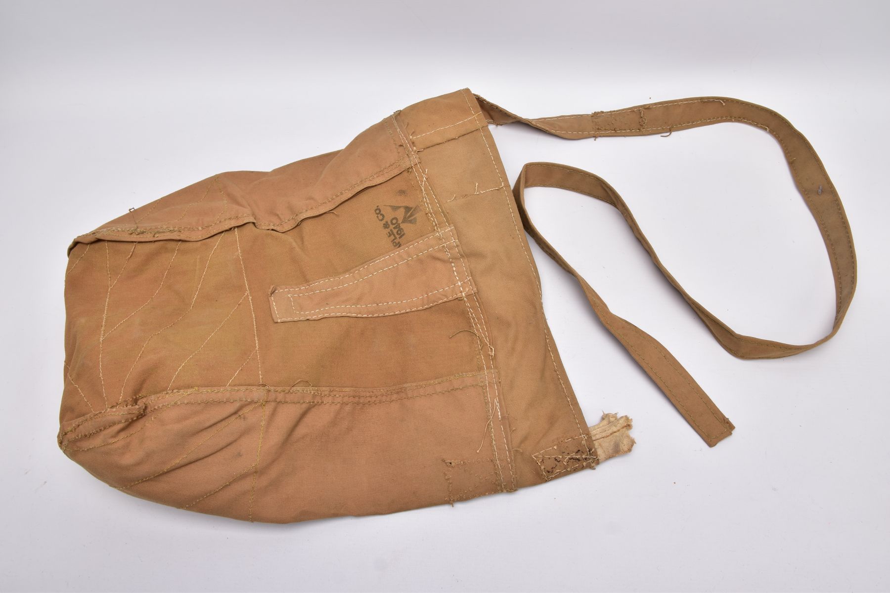 A WWII ERA SAND COLOURED MILITARY KIT/DUFFEL BAG, stamped to outside Aple & Co Ltd 1940 Crows - Image 4 of 5