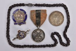 A STAMPED MEXICO 925 NECK CHAIN, tarnished, Haggs Castle Gold Club past captain badge (hallmarked)