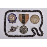 A STAMPED MEXICO 925 NECK CHAIN, tarnished, Haggs Castle Gold Club past captain badge (hallmarked)