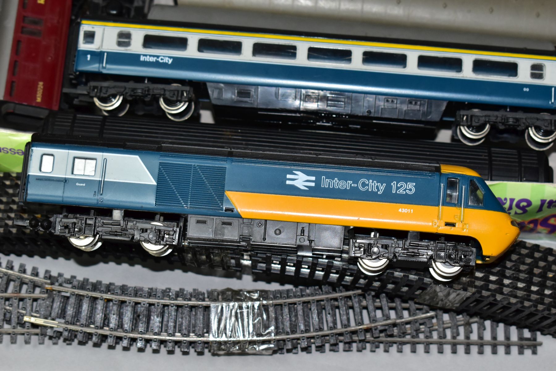 AN UNBOXED HORNBY 00 GAUGE CLASS 43 INTER CITY 125 HIGH SPEED TRAIN, power car No. 43010, dummy - Image 2 of 3
