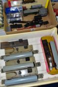 A QUANTITY OF BOXED AND UNBOXED HORNBY DUBLO AND OTHER 00 GAUGE ROLLING STOCK, to include several