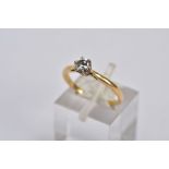 A YELLOW METAL SINGLE STONE DIAMOND RING, designed with a claw set, round brilliant cut diamond,