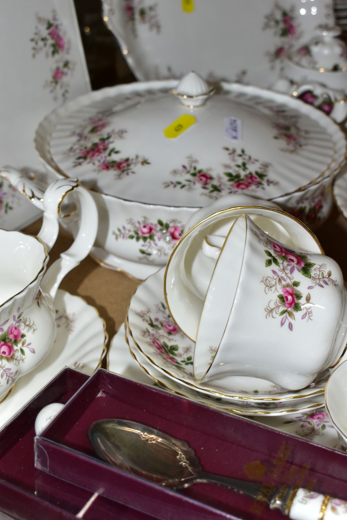 ROYAL ALBERT 'LAVENDER ROSE' PATTERN DINNER, TEA AND COFFEE SERVICE, oval platter (seconds), twin - Image 6 of 14