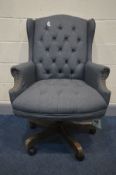 A TEKNIK CHAIRMAN BUTTONED AND GREY UPHOLSTERED SWIVEL OFFICE CHAIR