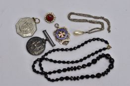 A BOX OF ASSORTED ITEMS, to include a 1914-1918 WWI medal, presented to 'K 47725 E.E. LAWRENCE STO.