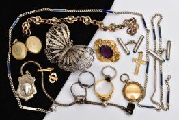 A SELECTION OF JEWELLERY, to include a filigree butterfly brooch, a silver Claddagh ring, a silver