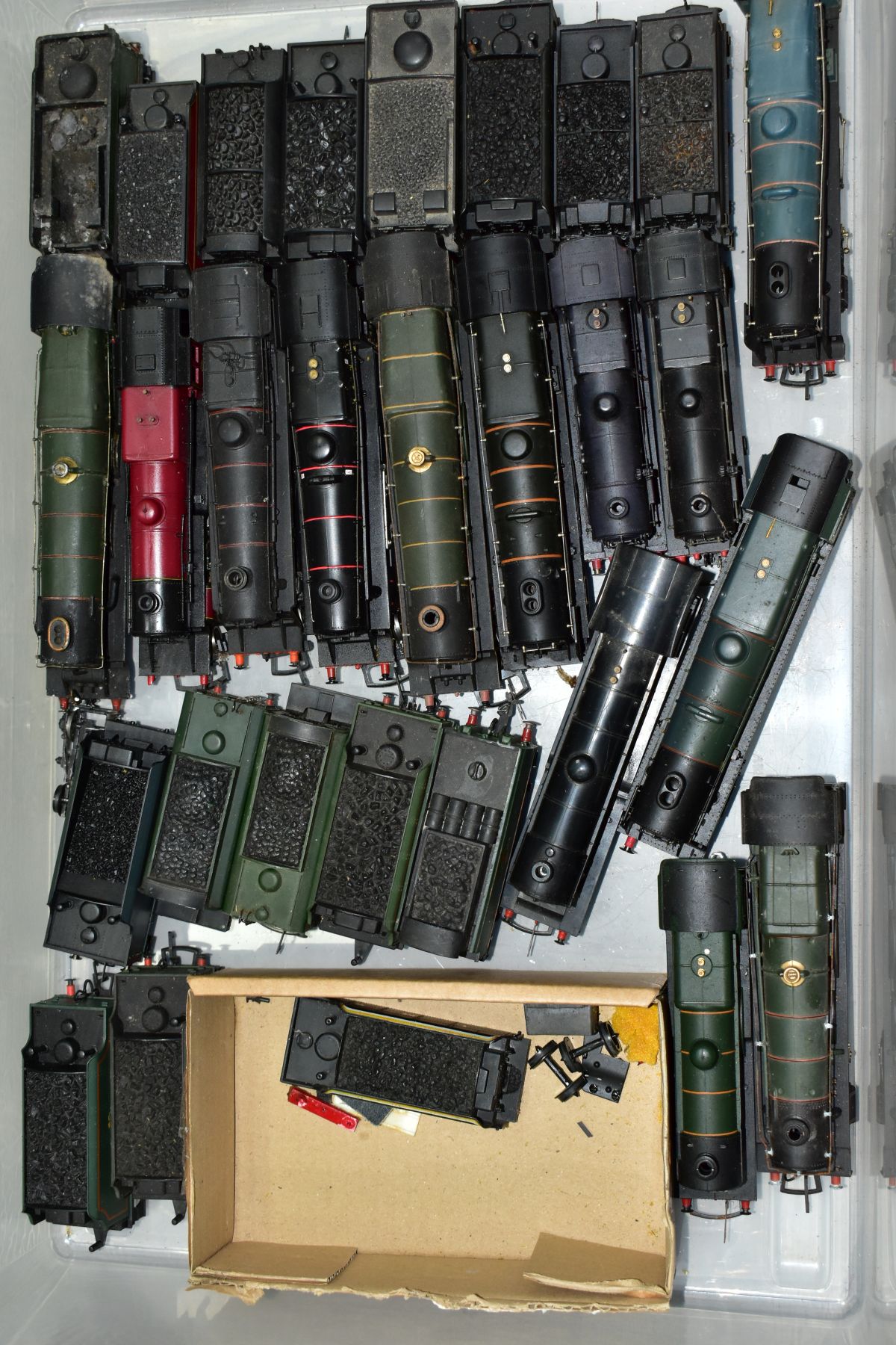 A QUANTITY OF UNBOXED AND ASSORTED 00 GAUGE LOCOMOTIVES, Tri-ang, Hornby, Bachmann, Airfix, Mainline
