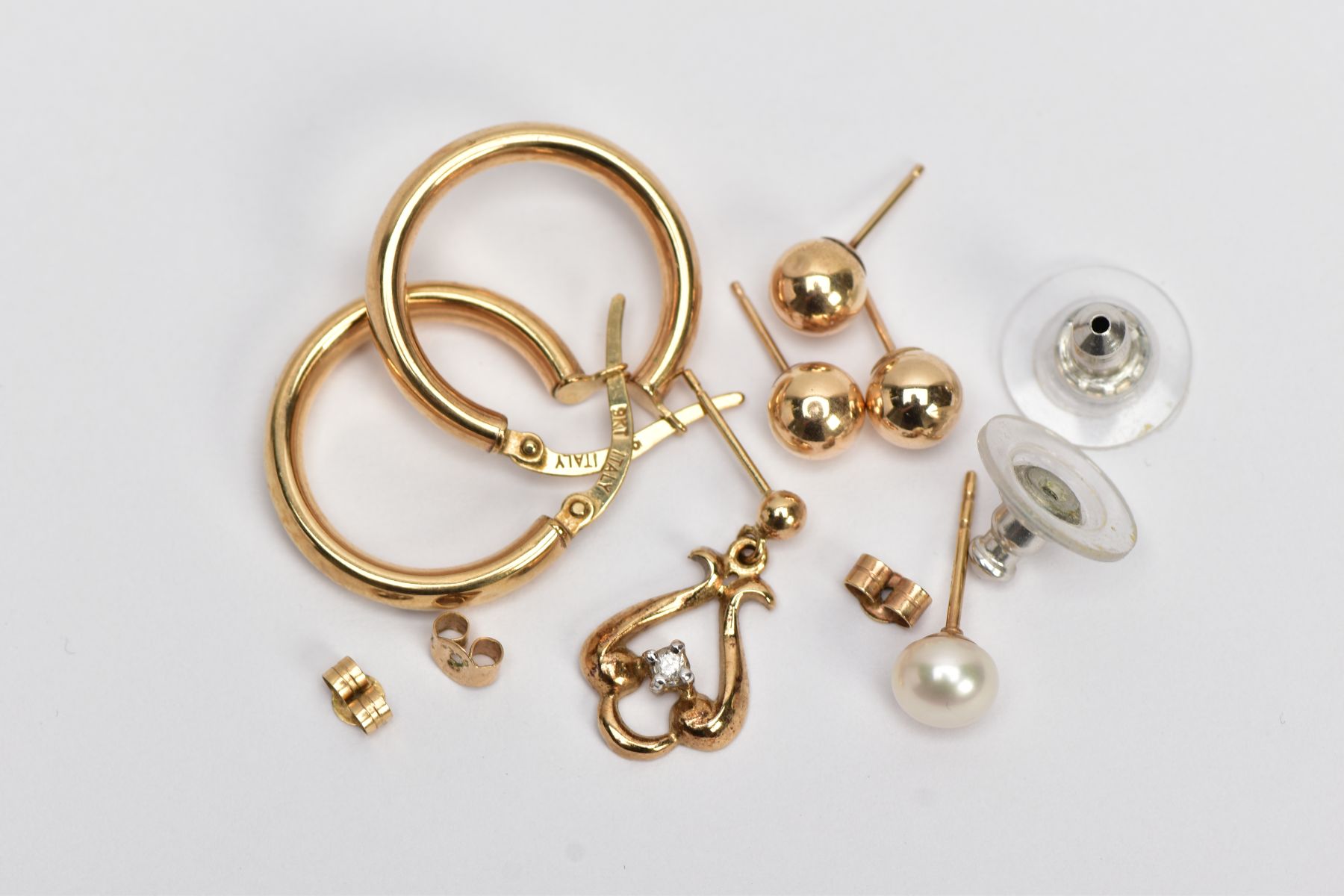 A SELECTION OF YELLOW METAL JEWELERY, to include a pair of plain polished hoop earrings,