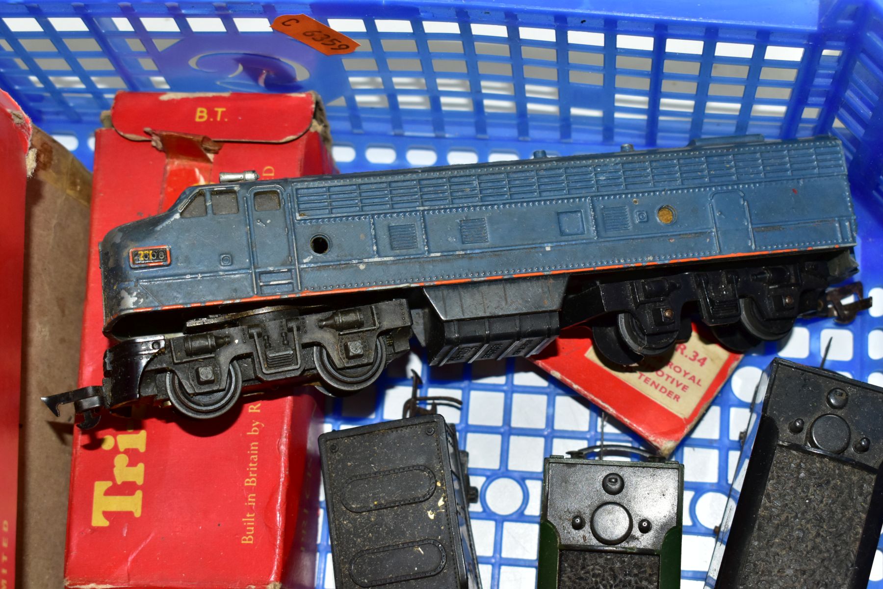 A QUANTITY OF BOXED AND UNBOXED TRI-ANG 00 GAUGE LOCOMOTIVES, assorted Princess class locomotives to - Image 3 of 5