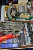 A QUANTITY OF BOXED AND UNBOXED 00 GAUGE MODEL RAILWAY ITEMS, majority are unboxed Hornby Dublo