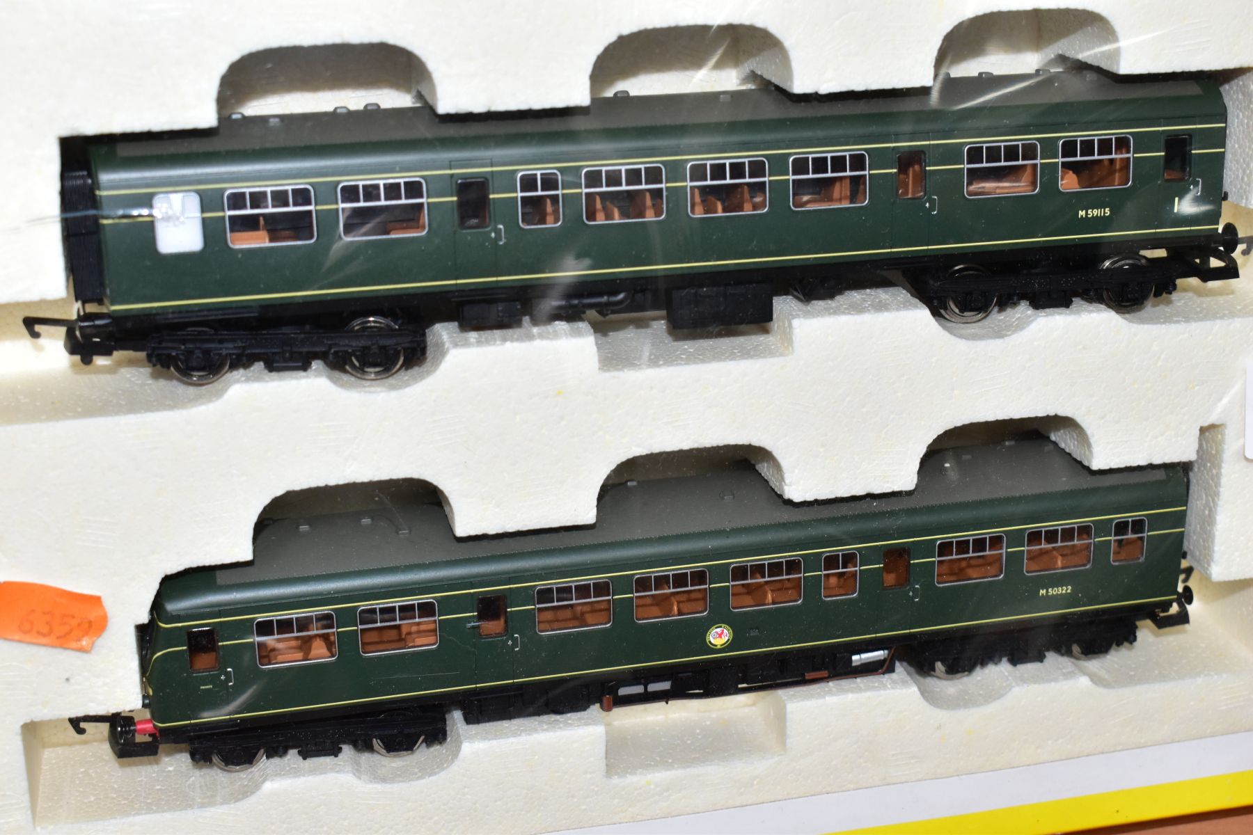 A BOXED HORNBY RAILWAYS 00 GAUGE MATCHED TRAIN SERIES B.R CLASS 101 THREE CAR D.M.U. SET, No - Image 3 of 3