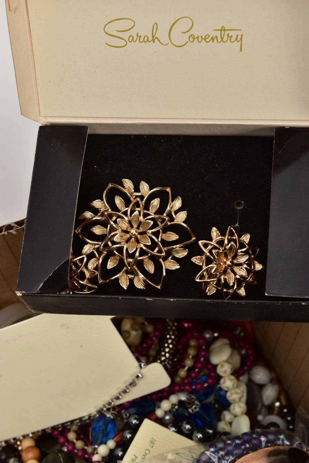 A BOX OF ASSORTED COSTUME JEWELLERY AND ITEMS, to include a boxed 'Sarah Coventry' yellow metal - Image 4 of 7