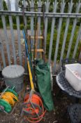 A QUANTITY OF GARDEN ITEMS, to include a bundle of garden tools, gardening stool and a hose reel