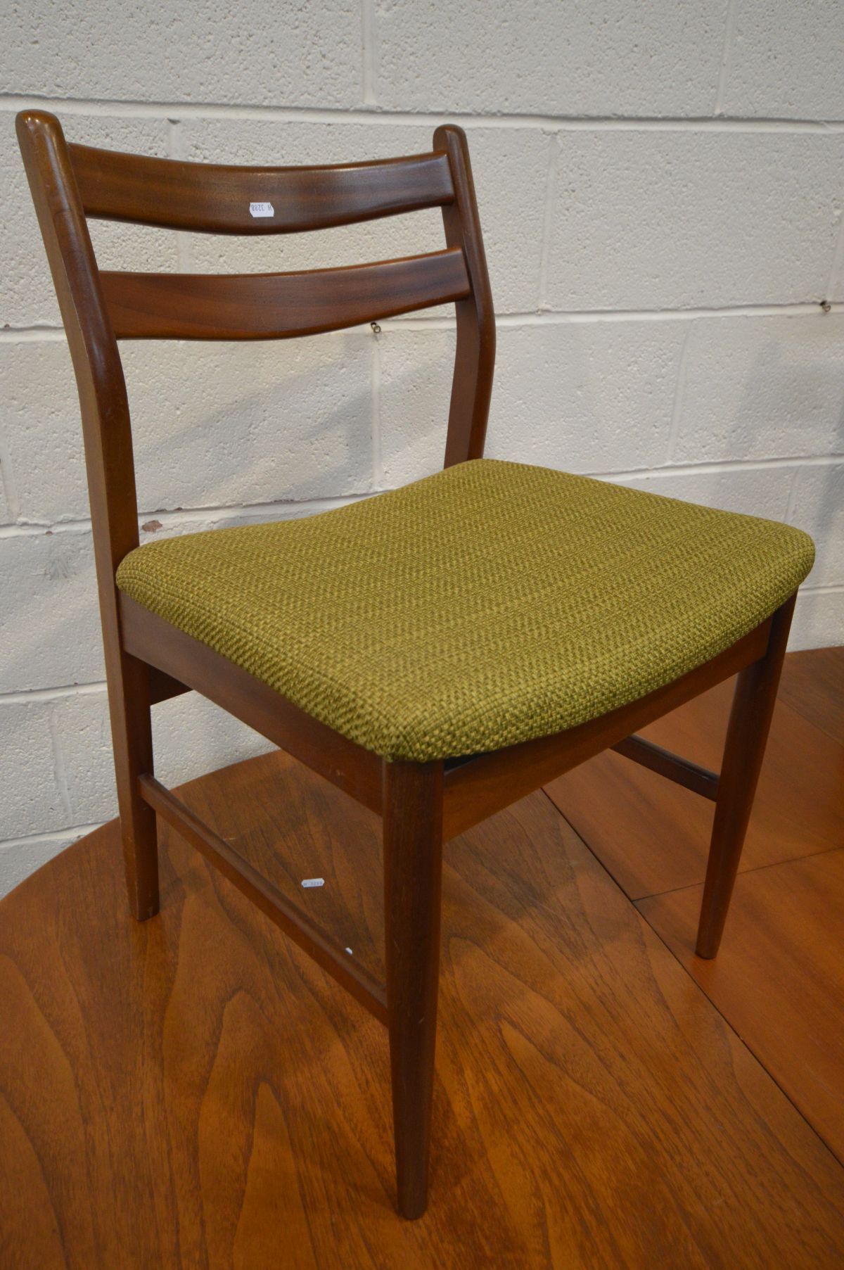 A MID 20TH CENTURY TEAK OVAL EXTENDING DINING TABLE, open length 198cm x closed length 152cm x depth - Image 2 of 4