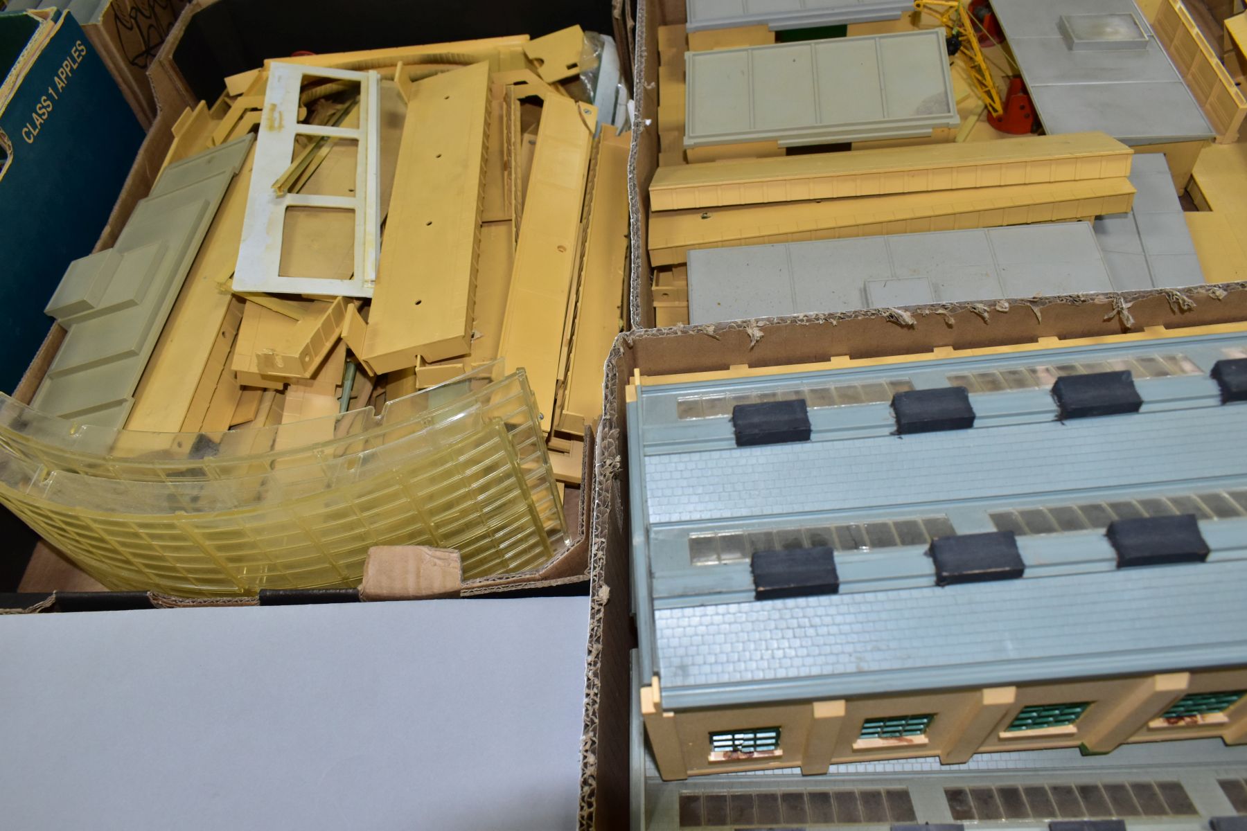 A QUANTITY OF UNBOXED AND ASSORTED HORNBY DUBLO LINESIDE BUILDINGS AND ACCESSORIES, all are from the - Image 8 of 9