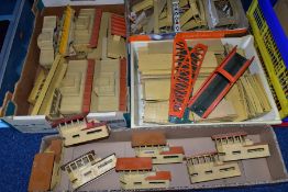 A QUANTITY OF UNBOXED AND ASSORTED HORNBY DUBLO LINESIDE BUILDINGS AND ACCESSORIES, all are the