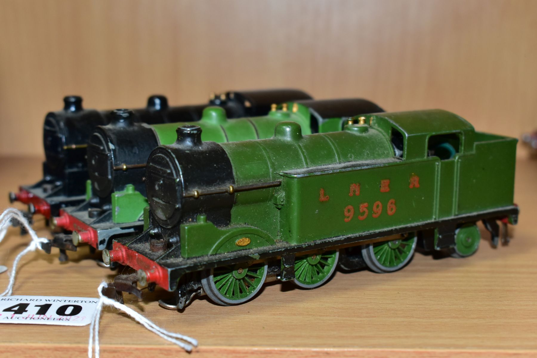 THREE UNBOXED HORNBY DUBLO CLASS N2 TANK LOCOMOTIVES, No. 2691, L.N.E.R black livery, No. 9499 (with - Image 2 of 4